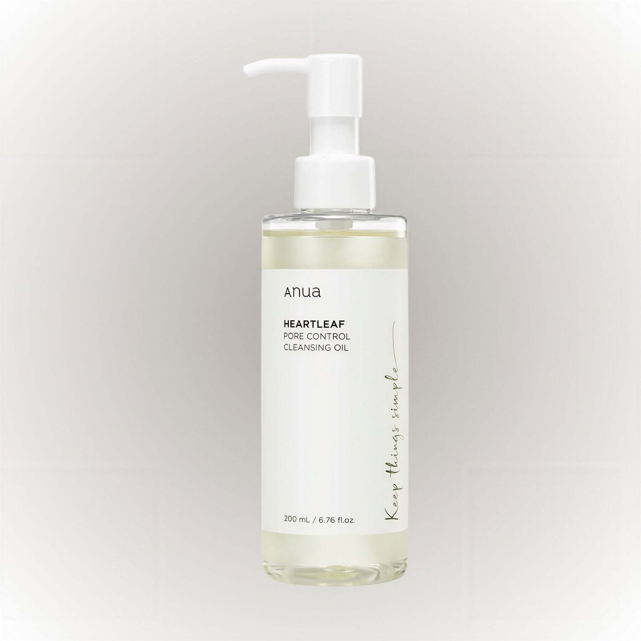 Anua Heartleaf Pore Control Cleansing Oil 200ml i en pumpflaska, designad för effektiv rengöring av huden.