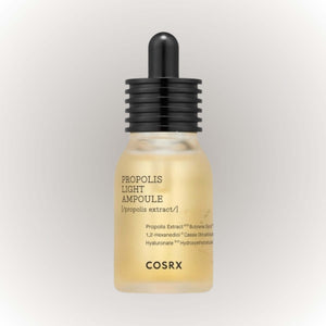COSRX Full Fit Propolis Light Ampoule i en glasflaska med pipett, ger intensiv näring och lyster till huden.