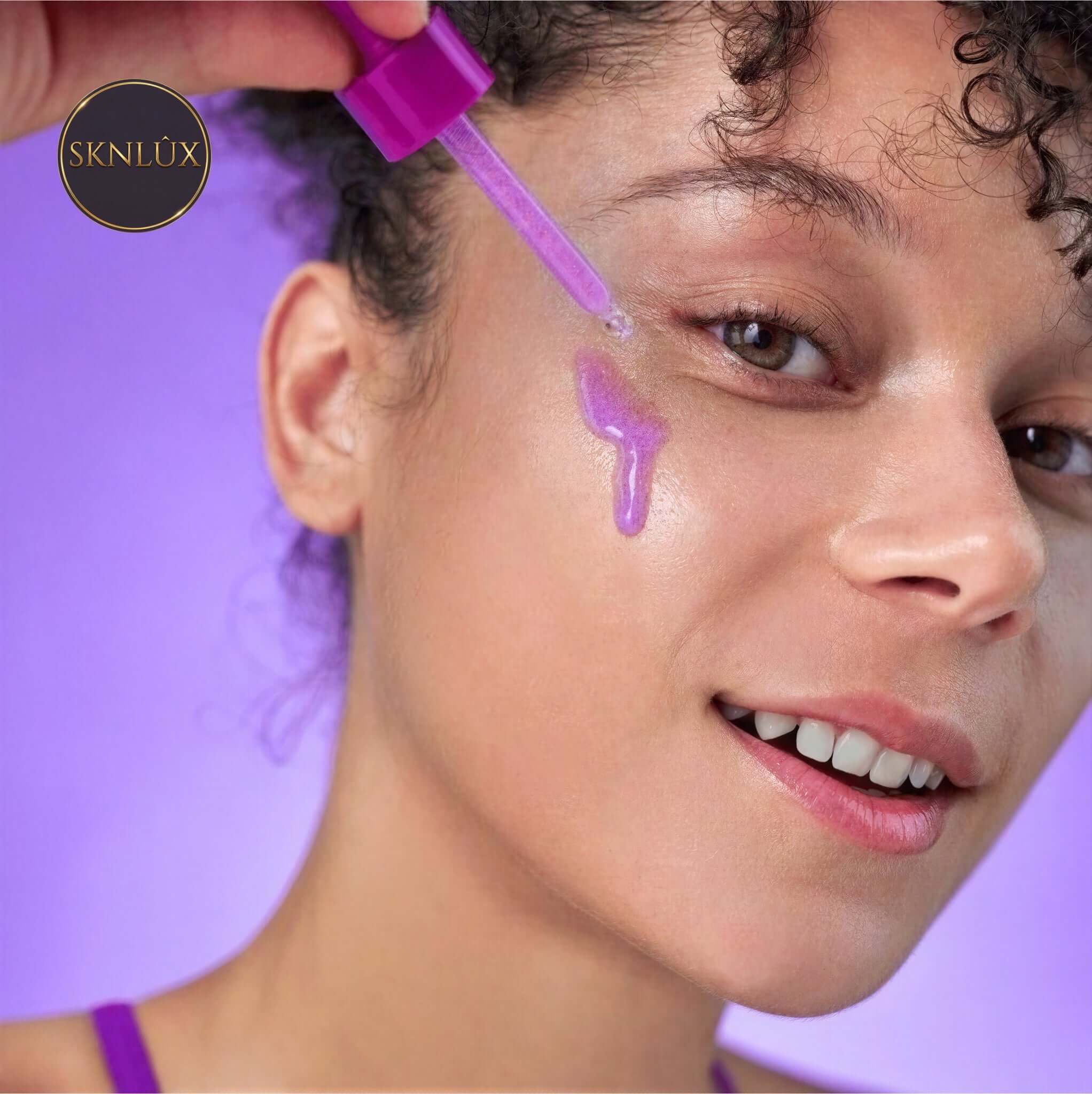 Kvinna applicerar EQQUALBERRY Bakuchiol Plumping Serum på huden med pipett för att få en plumpande effekt.