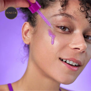 Kvinna applicerar EQQUALBERRY Bakuchiol Plumping Serum på huden med pipett för att få en plumpande effekt.
