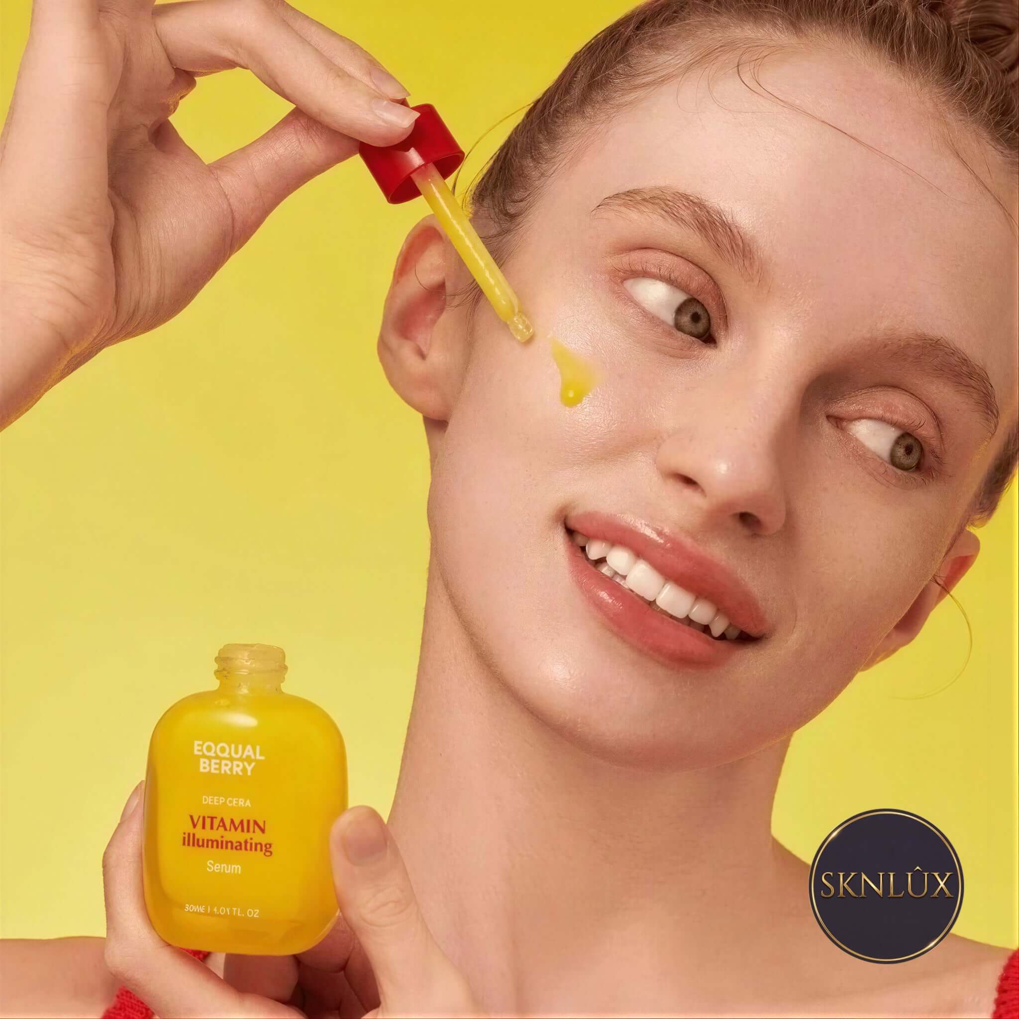 EQQUALBERRY Vitamin Illuminating Serum används av kvinna med strålande hy och glatt ansikte.