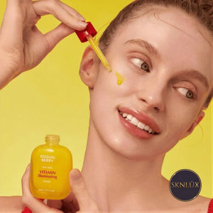EQQUALBERRY Vitamin Illuminating Serum används av kvinna med strålande hy och glatt ansikte.