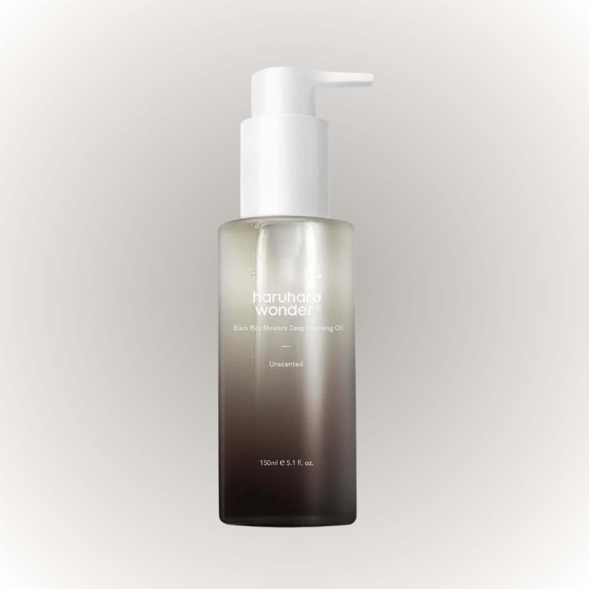 Haruharu Wonder Black Rice Deep Cleansing Oil 150ml i en transparent flaska med pump.