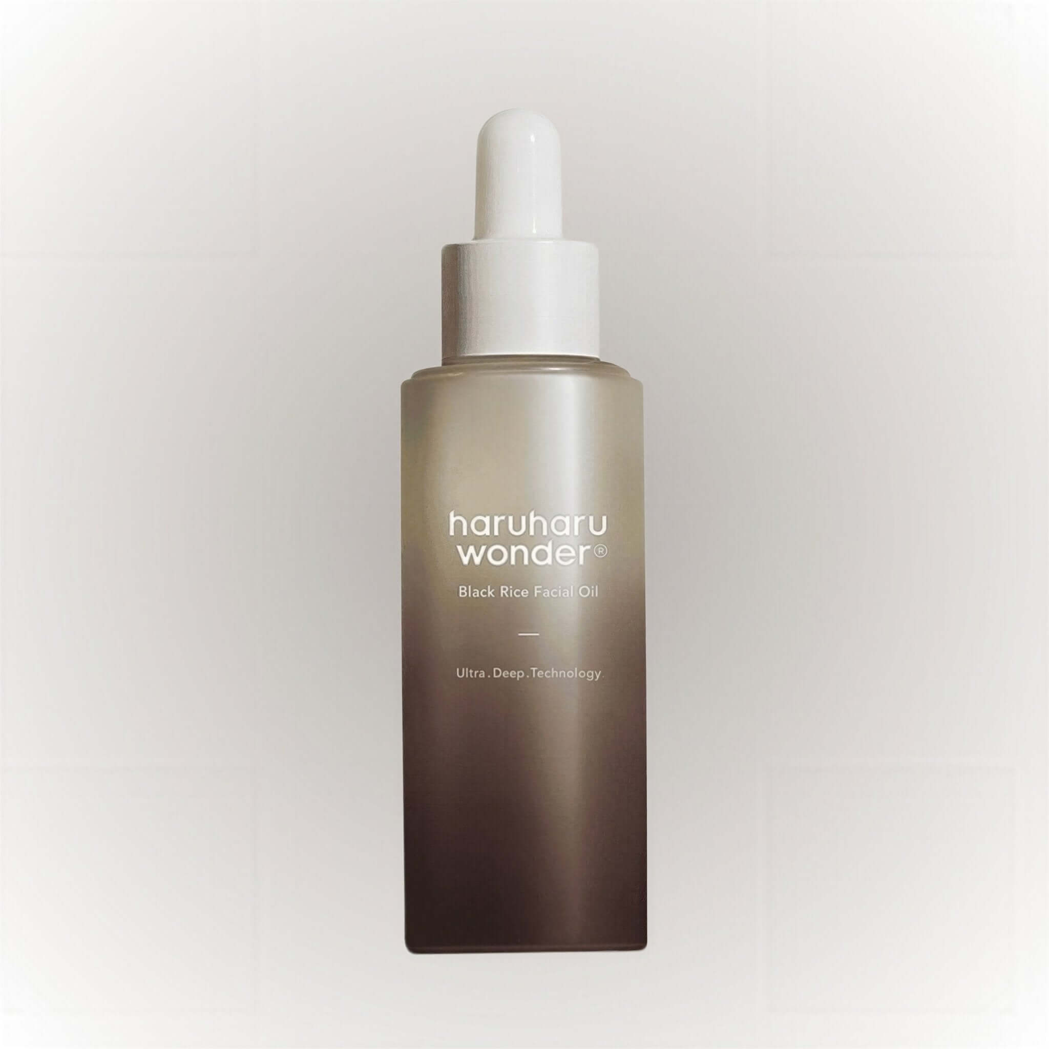 Haruharu Wonder Black Rice Facial Oil 30ml i flaskdesign med pipett och naturlig toning.