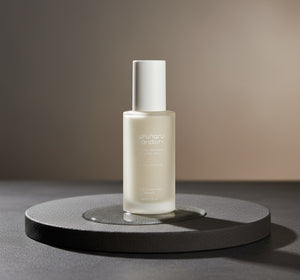 Haruharu Wonder Black Rice Hyaluronic Anti-wrinkle Serum 50ml på en elegant platta med mjukt ljus.
