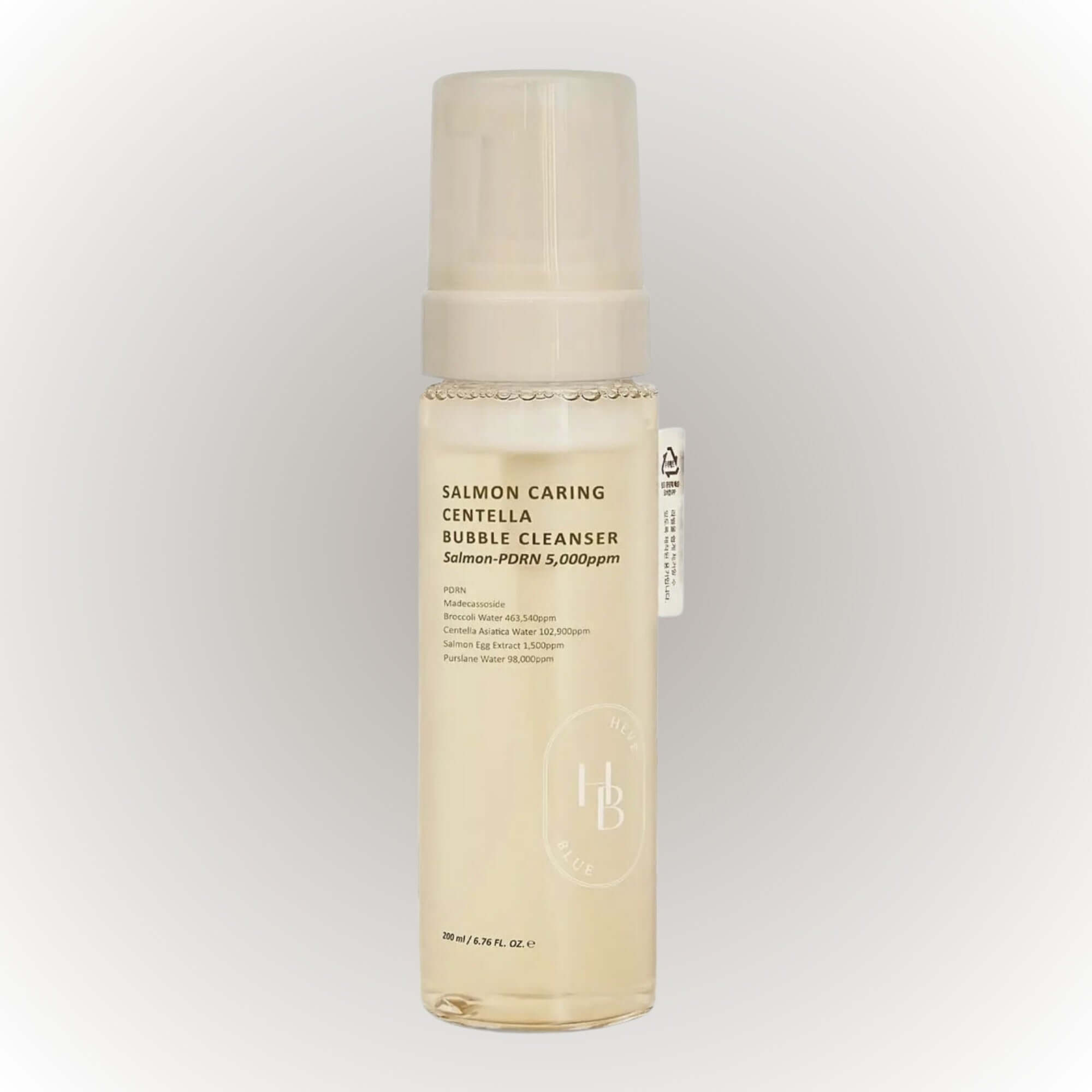 Heveblue Salmon Caring Centella Bubble Cleanser 200ml i en flaska med luftigt skum för djuprengöring av huden.