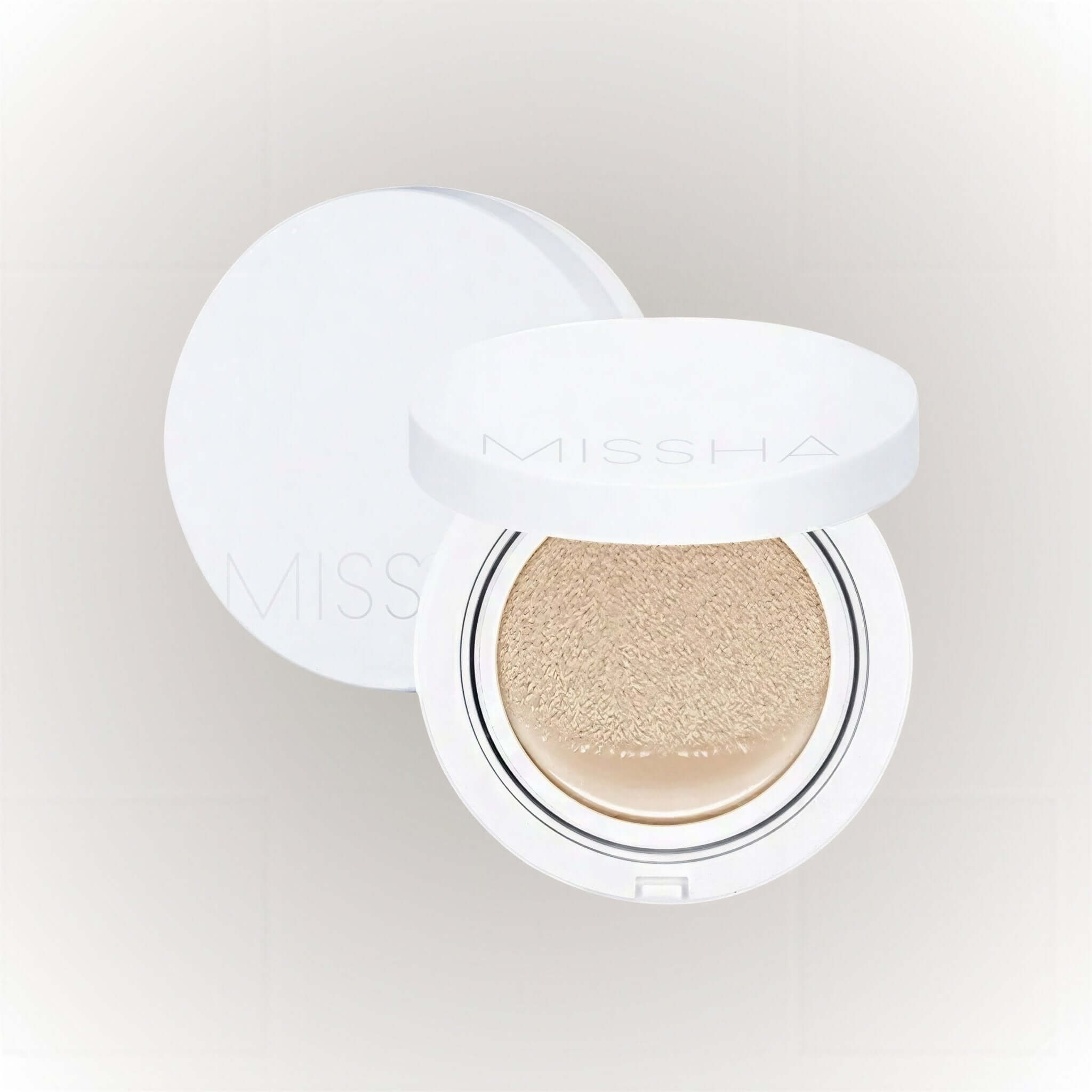 MISSHA Magic Cushion Moist Up №21 15g öppen i vit förpackning, visar den återfuktande foundationen.