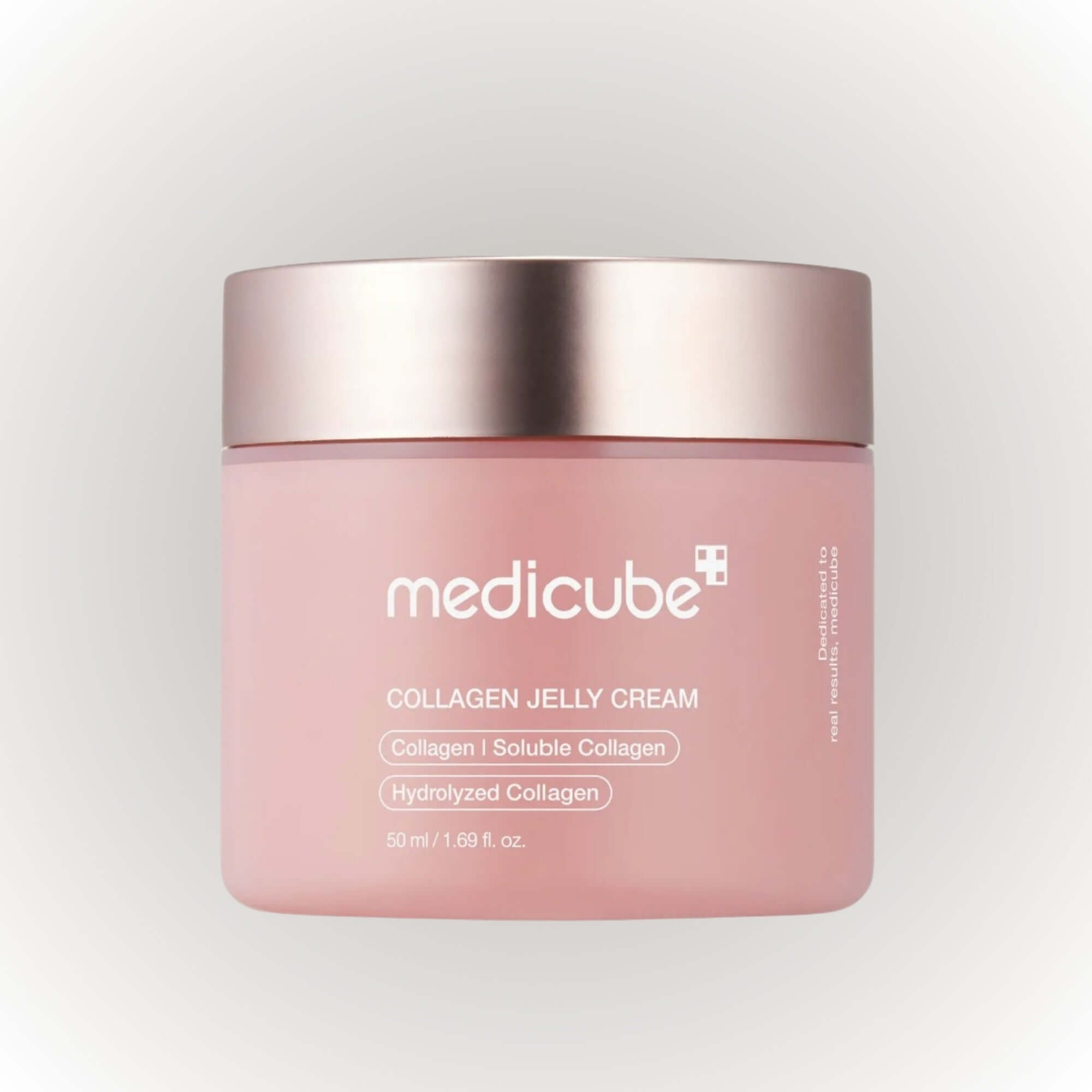 Medicube Collagen Jelly Cream 50ml i en rosa burk med silverlock, tar hand om huden och ger den långvarig återfuktning.