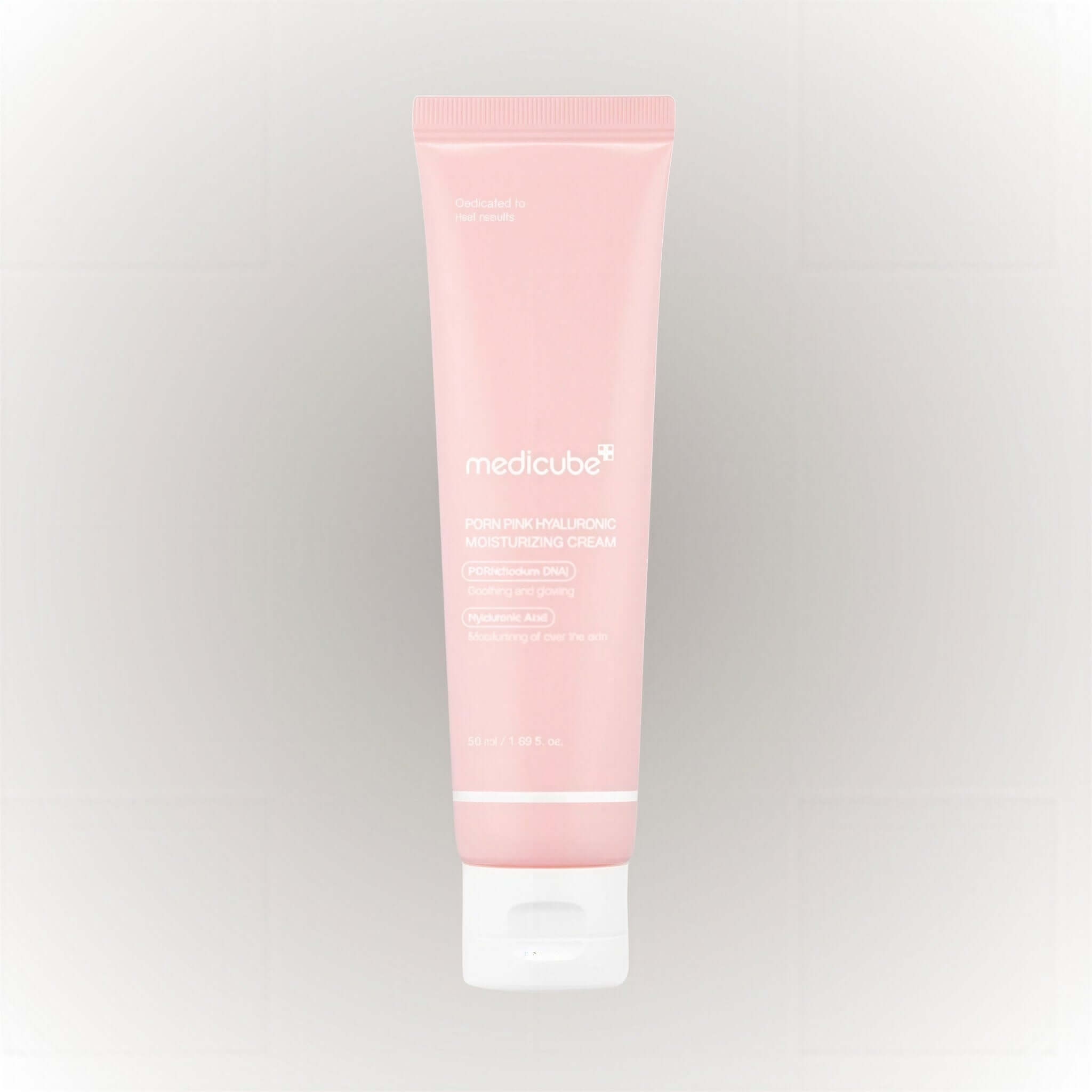 Medicube PDRN Pink Hyaluronic Moisturizing Cream 50ml i en rosa tub med silkeslen textur.
