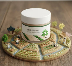 Round Lab Mugwort Calming Cream 80ml i en unik och detaljerad presentation på ett hantverksliknande underlag.