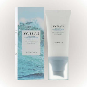 SKIN1004 Madagascar Centella Hyalu-Cica Water-Fit Sun Serum 50ml med förpackning och havsmotiv.