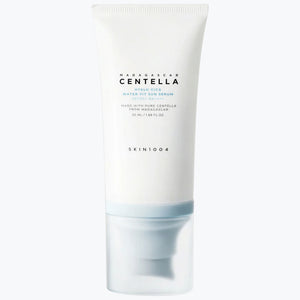 Solserum i vit tub med blå botten, SKIN1004 Centella-logotyp framtill