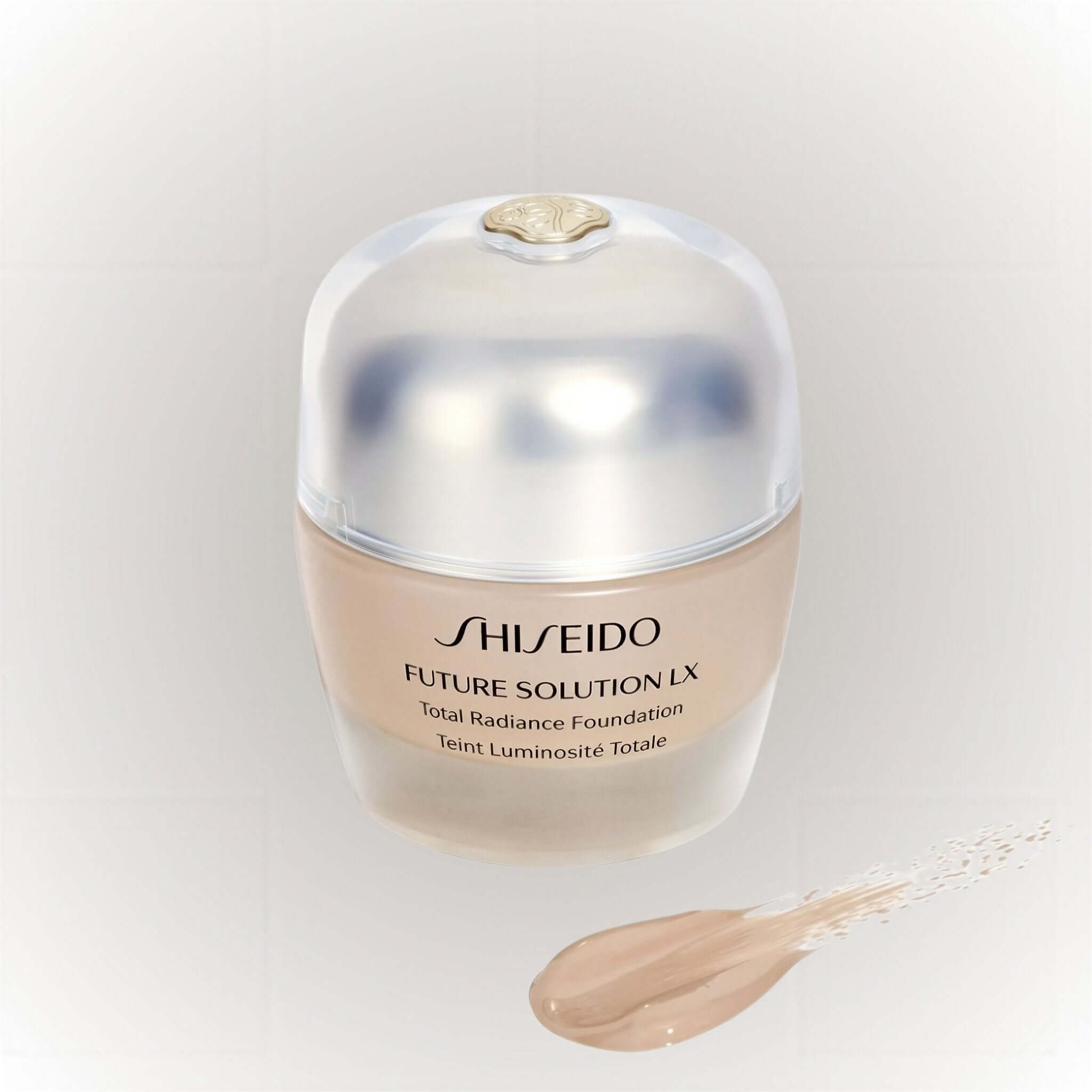Shiseido Future Solution LX Total Radiance Foundation 30ml flaska med silkeslen formula och ljusreflekterande finish.