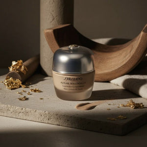 Shiseido foundation i burk med silvrigt lock och beige kräm