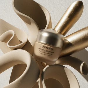 Shiseido foundationburk med silvrigt lock i beige nyans