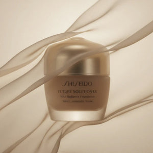 Shiseido foundation i burk med silvrigt lock, beige ton