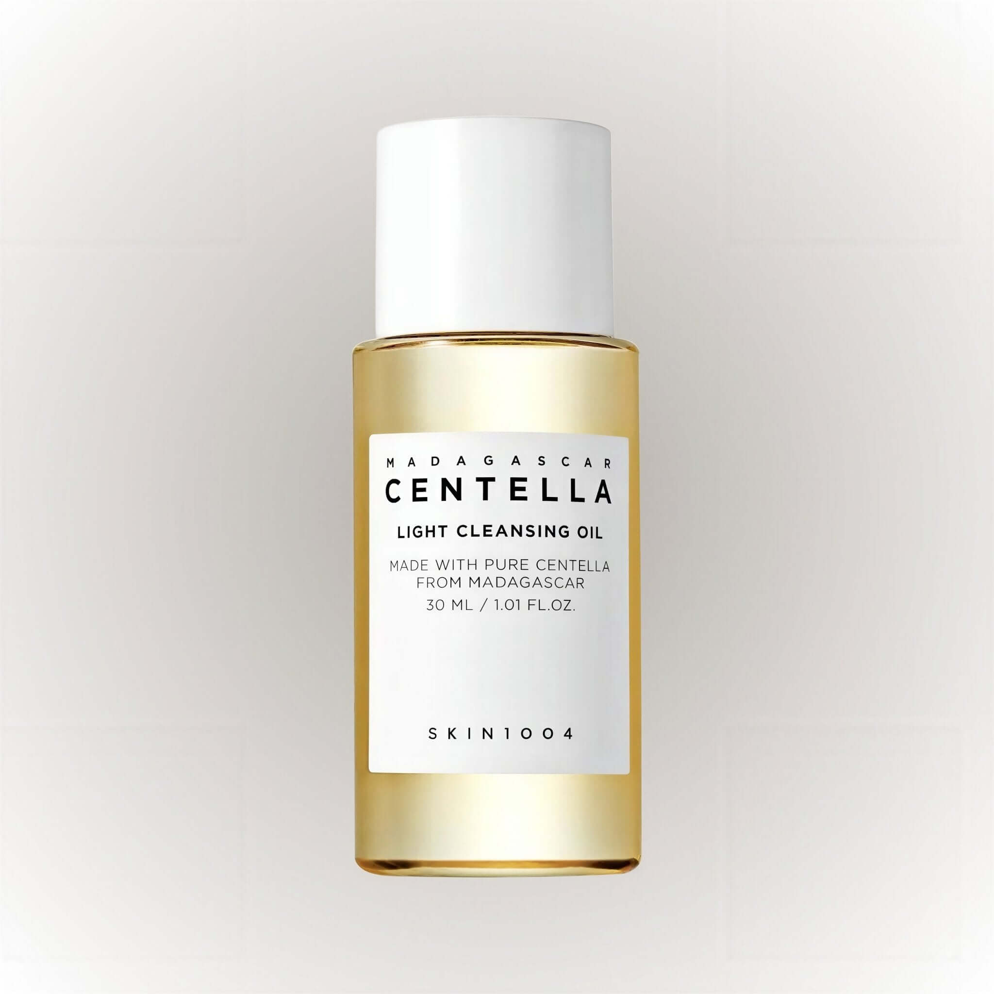 SKIN1004 Madagascar Centella Light Cleansing Oil 30ml i en elegant flaska för mjuk och balanserad hud.