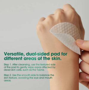 Dubbelzijdigt ansiktspad hålls mot hud; synlig mjuk, vit padstruktur