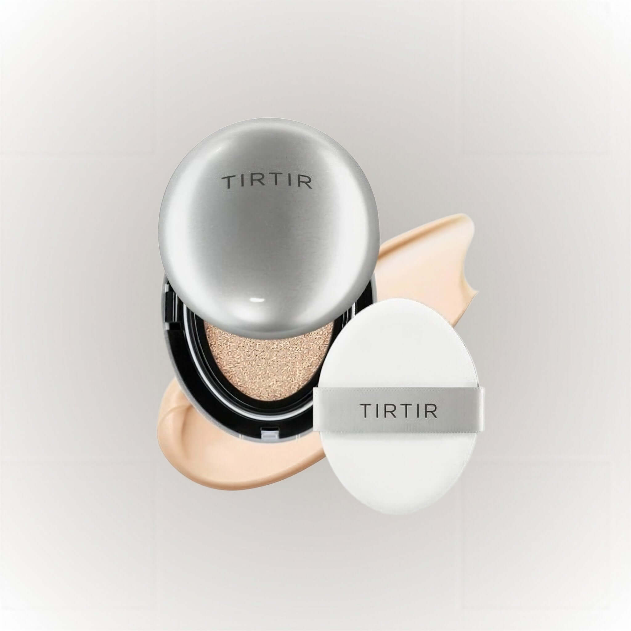 TIRTIR Mask Fit Aura Cushion 18g – #17C Porcelain med applicator och foundation på bakgrunden.