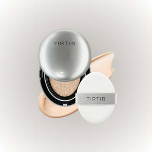 TIRTIR Mask Fit Aura Cushion 18g – #17C Porcelain med applicator och foundation på bakgrunden.