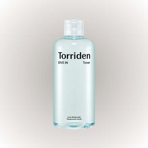 Torriden DIVE IN Toner Low Molecular Hyaluronic Acid 300ml i en transparent flaska.