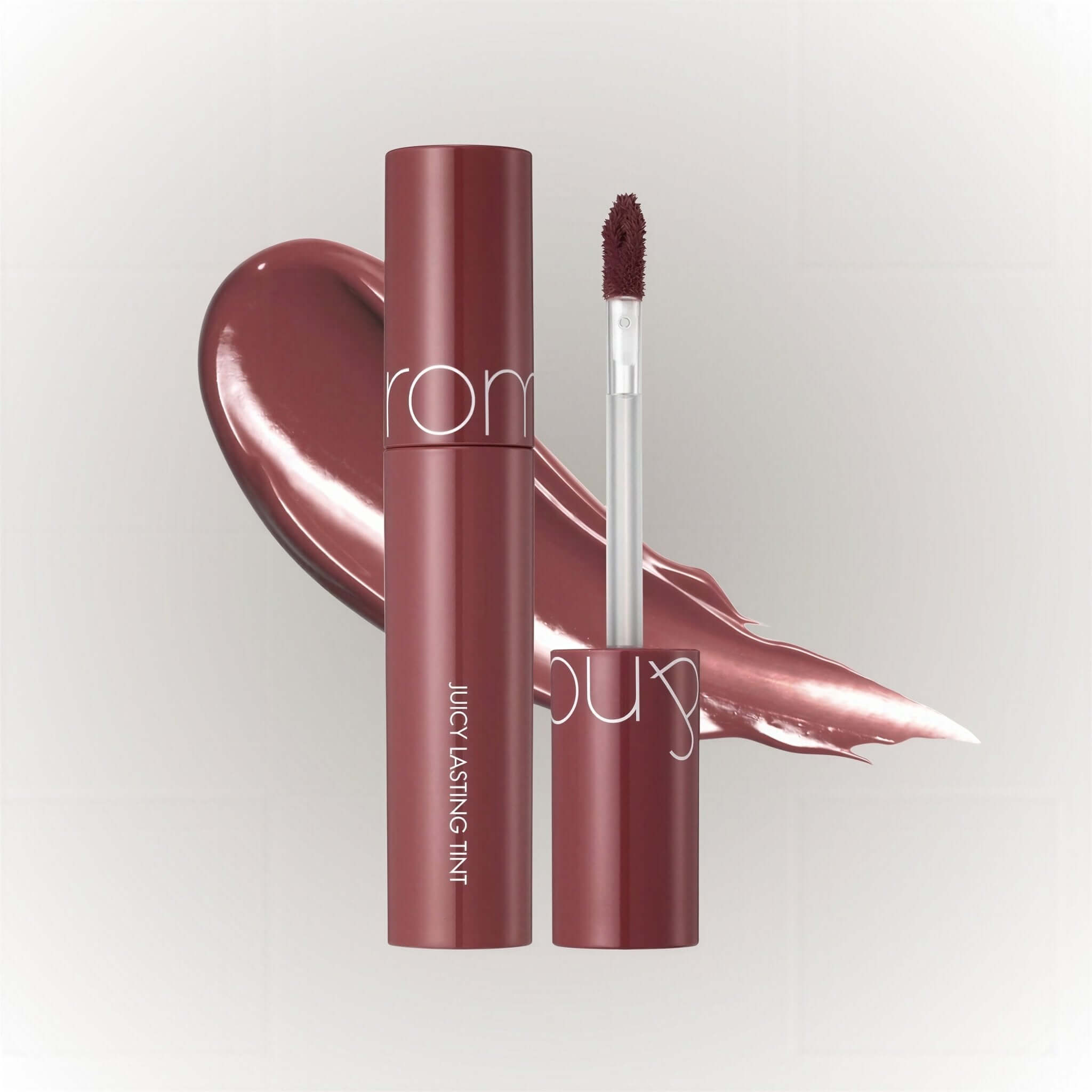 rom&nd Juicy Lasting Tint #19 Almond Rose med applikator och färgklaff för saftig läppfärg.