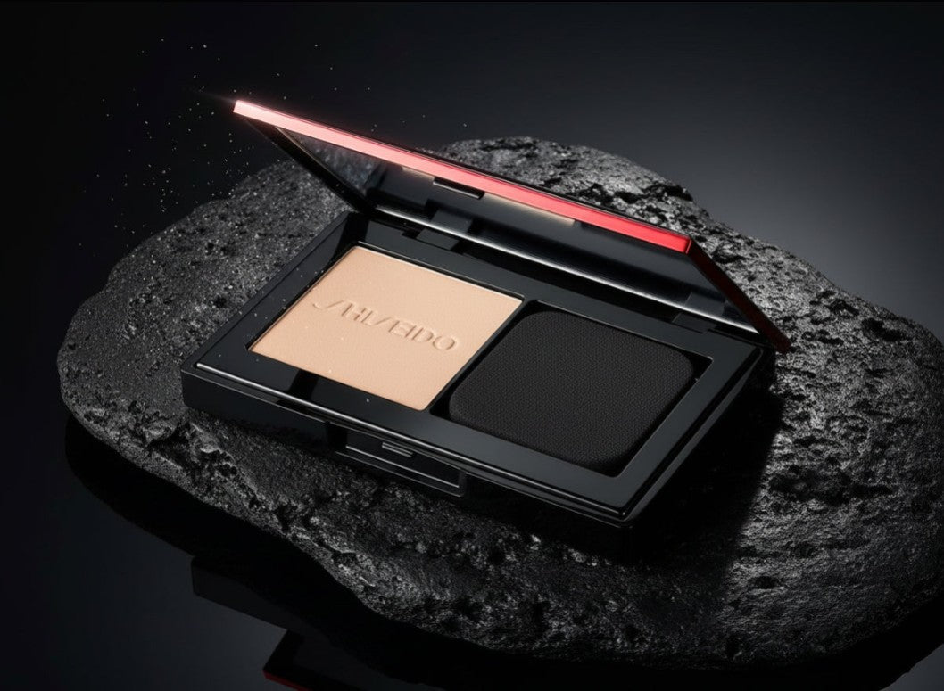 Shiseido Synchro Skin Self-Refreshing Custom Finish Powder Foundation i elegant svart och röd kompakt.