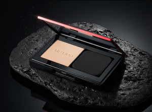 Shiseido Synchro Skin Self-Refreshing Custom Finish Powder Foundation i elegant svart och röd kompakt.