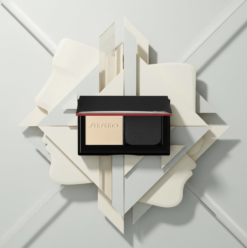 Shiseido Synchro Skin Self-Refreshing Custom Finish Powder Foundation i elegant förpackning på geometrisk bakgrund.