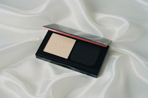 Shiseido Synchro Skin Self-Refreshing Custom Finish Powder i elegant förpackning på mjukt tyg.