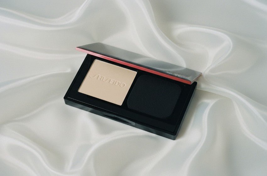 Shiseido Synchro Skin Self-Refreshing Custom Finish Powder i elegant förpackning på mjukt tyg.
