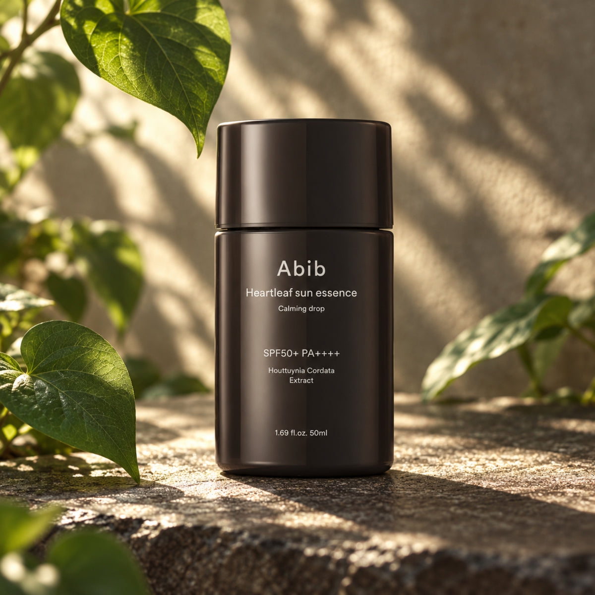 Abib solessensflaska 50 ml stående vid blad, SPF50+ och PA++++ på etiketten.
