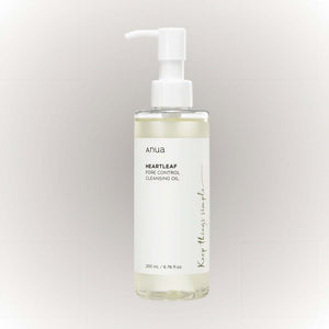 Anua Heartleaf Pore Control Cleansing Oil 200ml i en pumpflaska, designad för effektiv rengöring av huden.