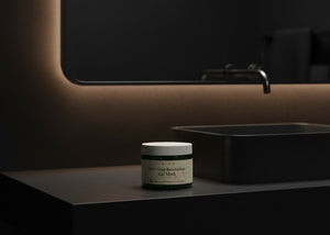 Axis-Y New Skin Resolution Gel Mask 100ml på ett modernt badrumsskåp med en mörk bakgrund.