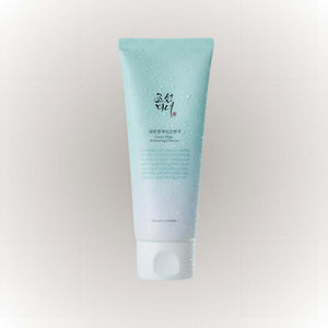 Beauty Of Joseon Green Plum Refreshing Cleanser 100ml i en ljus flaska med droppar av vatten.