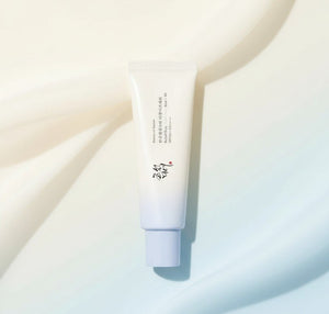 Beauty Of Joseon Relief Sun Aqua-Fresh 50ml i en vit tub på en mjuk bakgrund.