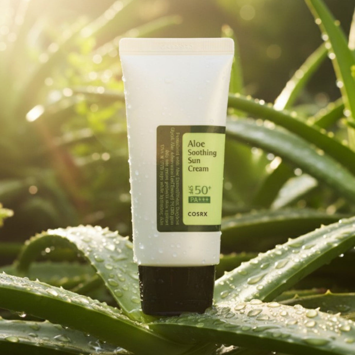 Aloe soothing solkrämstub från COSRX, SPF 50, vit tub med svart botten