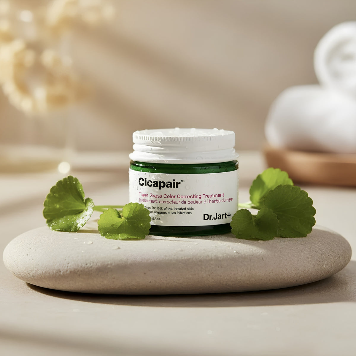 Dr.Jart+ Cicapair färgkorrigerande behandling i liten burk med gröna blad, 30 ml