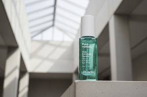 Dr.Jart+ Pore-remedy PHA Exfoliating Serum 30ml stående i ett modernt rum med naturligt ljus