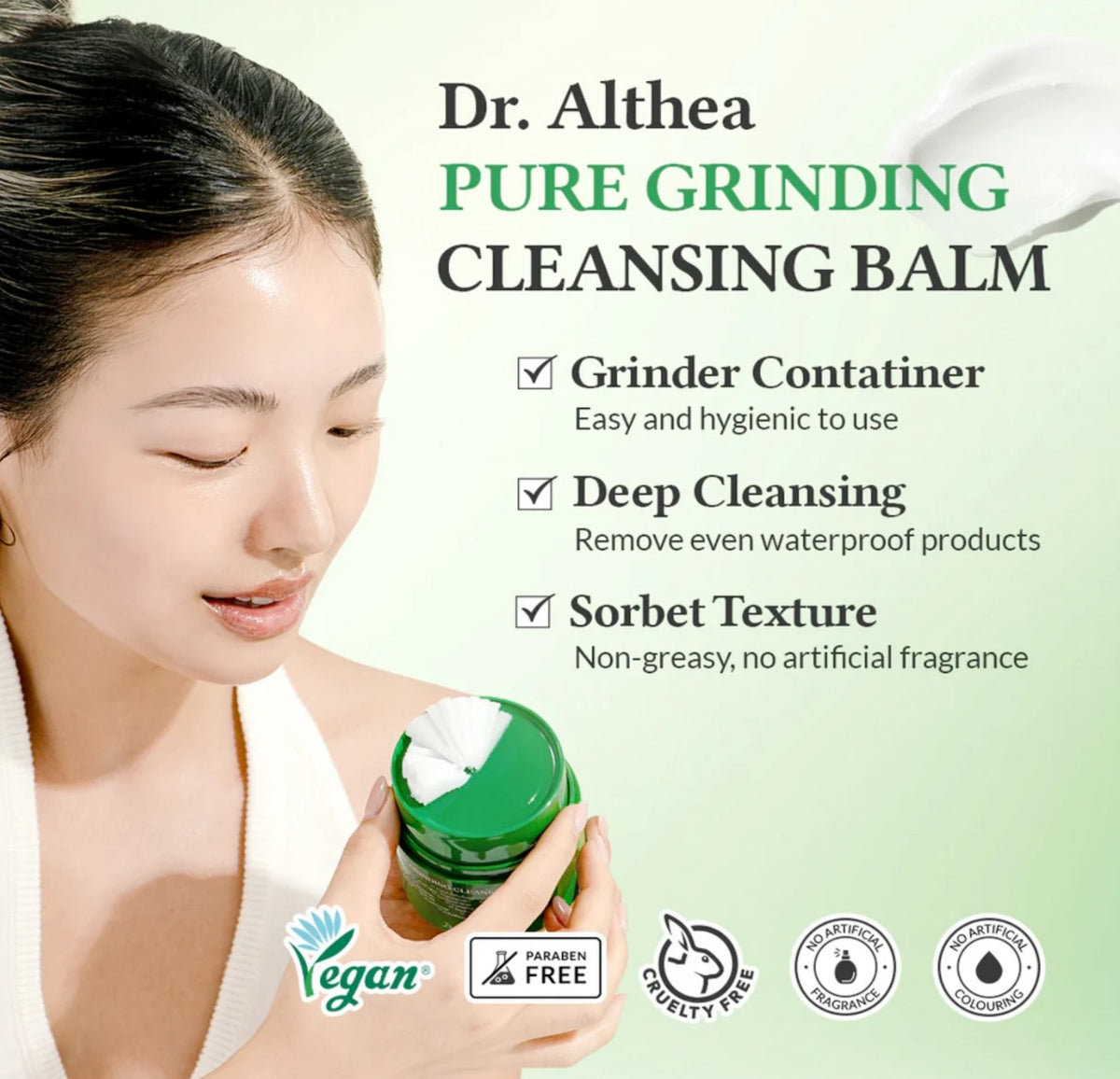Kvinna håller grön Dr Althea Pure Grinding Cleansing Balm-burk