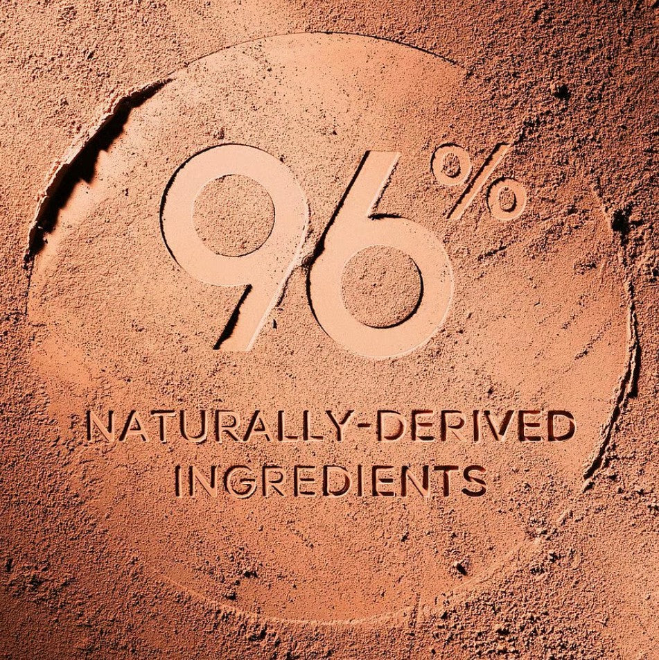 Bronspuder med 9%-märkning och texten 'Naturally-derived ingredients'