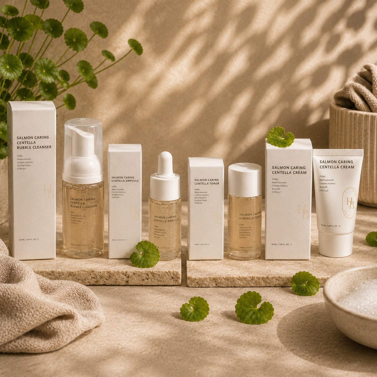 Heveblue resekit med fyra hudvårdsflaskor med Centella och lax, beige/vita