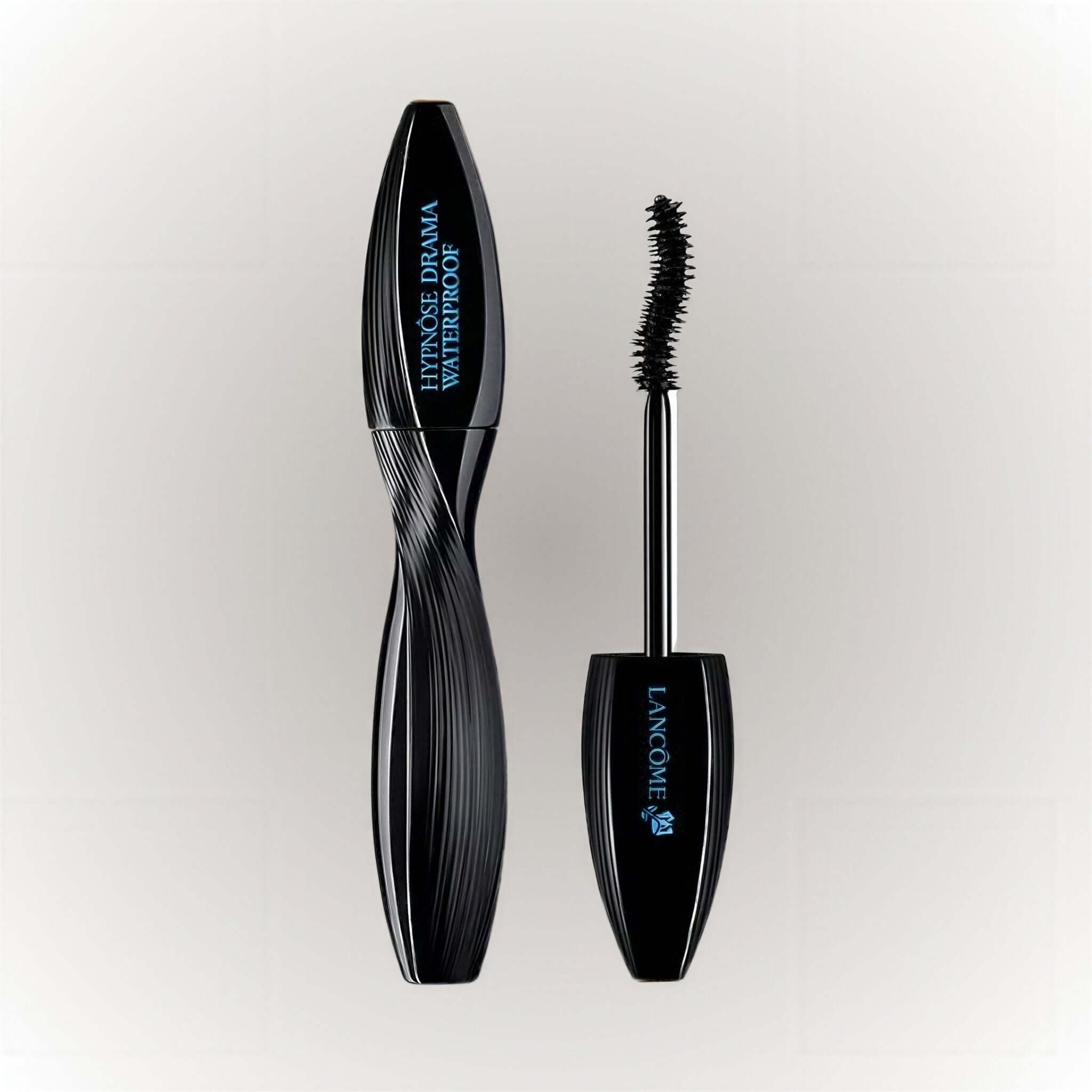 Lancôme Hypnôse Drama Waterproof Mascara #01 Excessive Black med S-formad borste och elegant design.