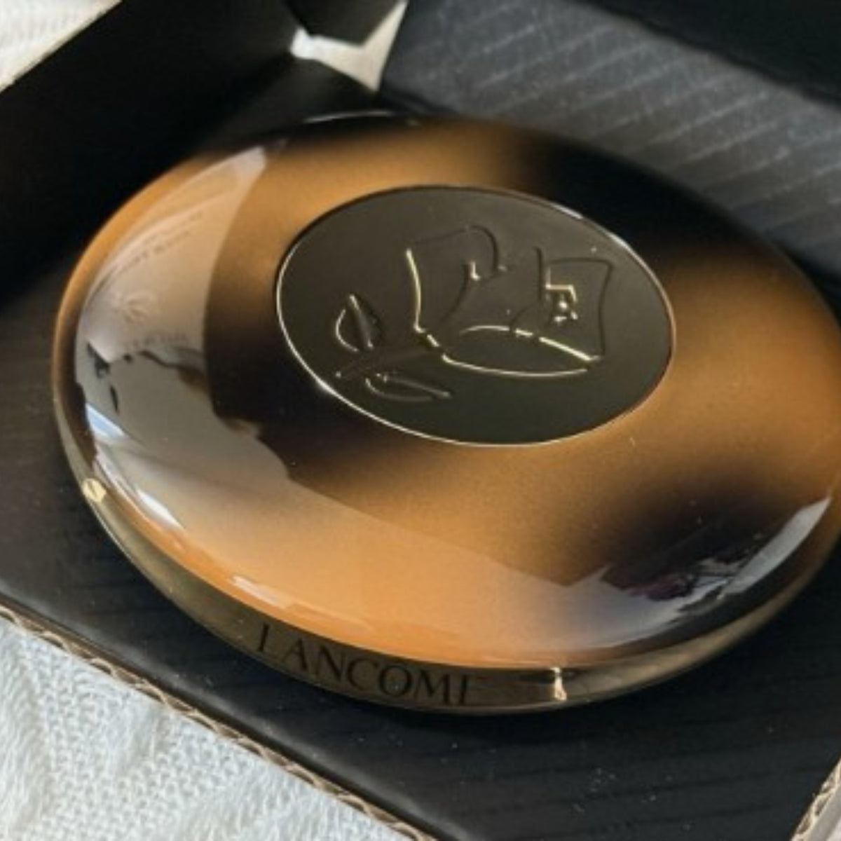 Bronzerkompakt med metallock och Lancôme-etsning