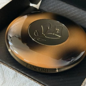 Bronzerkompakt med metallock och Lancôme-etsning
