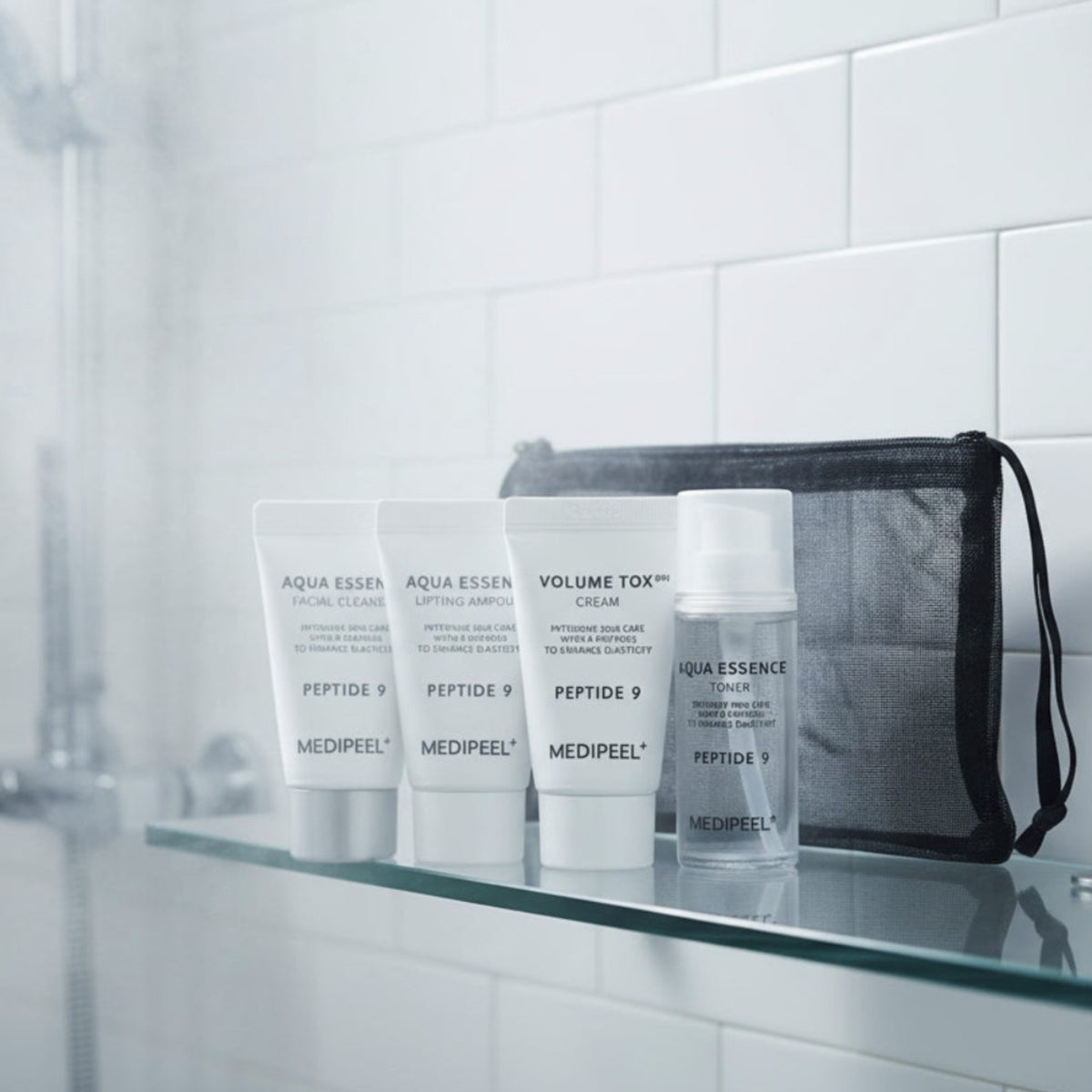 Mini-produkter för aqua essence i MEDIPEEL Peptide 9-provkit, med svart necessär