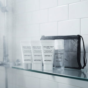 Mini-produkter för aqua essence i MEDIPEEL Peptide 9-provkit, med svart necessär