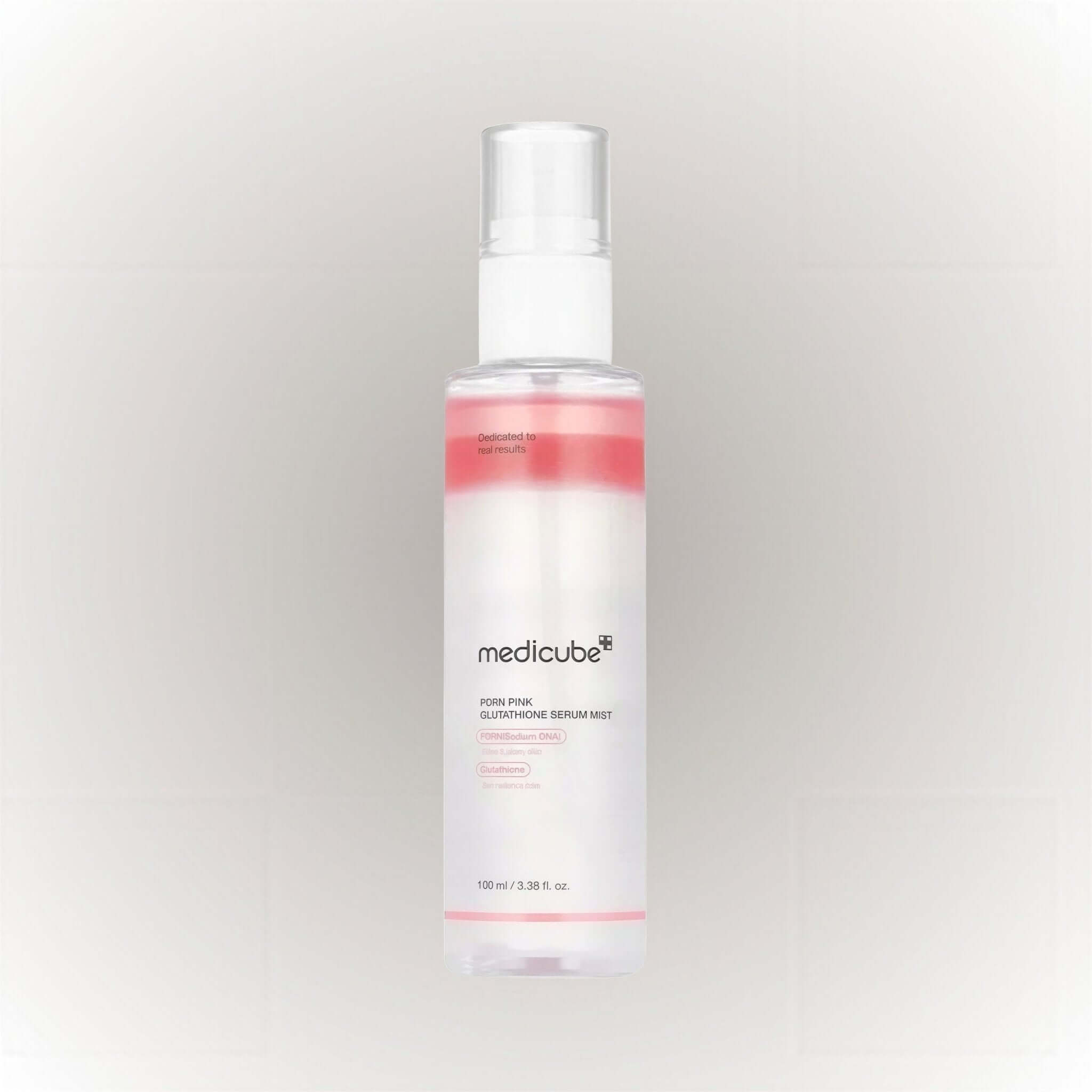 Medicube PDRN Pink Glutathione Serum Mist 100ml i en elegant sprayflaska för hudvård och återfuktning.