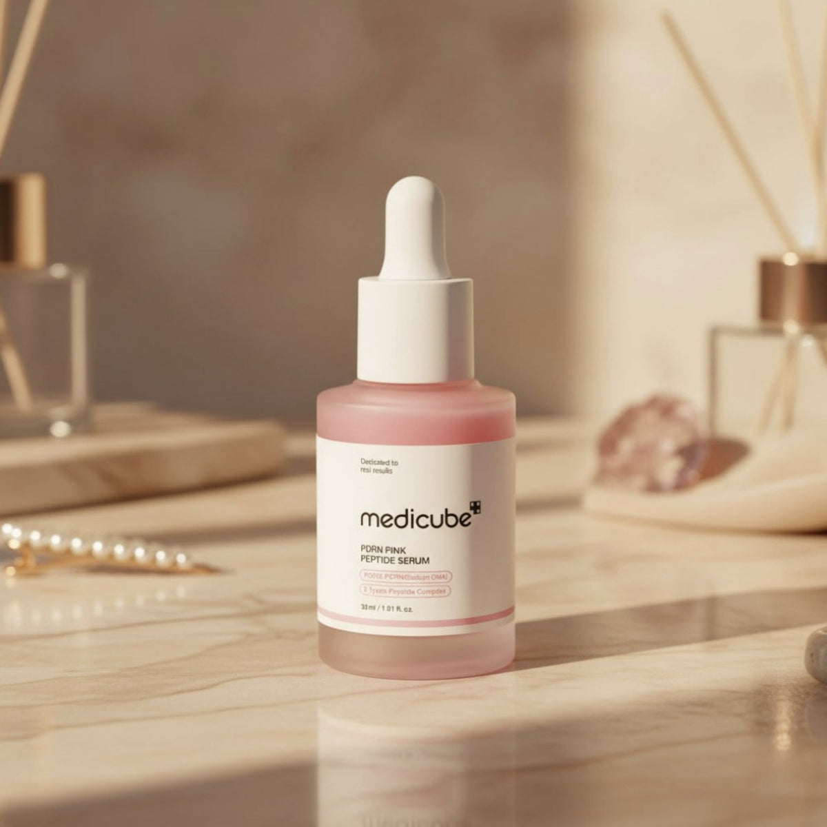 Rosa peptidserumflaska med pipettlock från Medicube, 30 ml