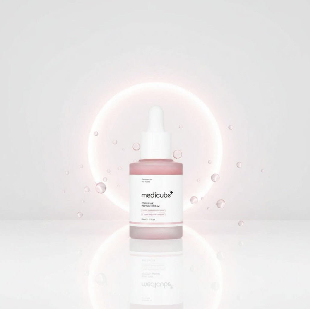 Medicube PDRN Pink Peptide Serum 30ml i en elegant design med glödande bubblor.